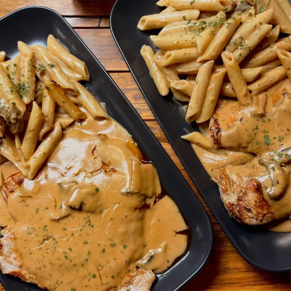 Pâtes et escalope à la crème servies chez O'comptoir